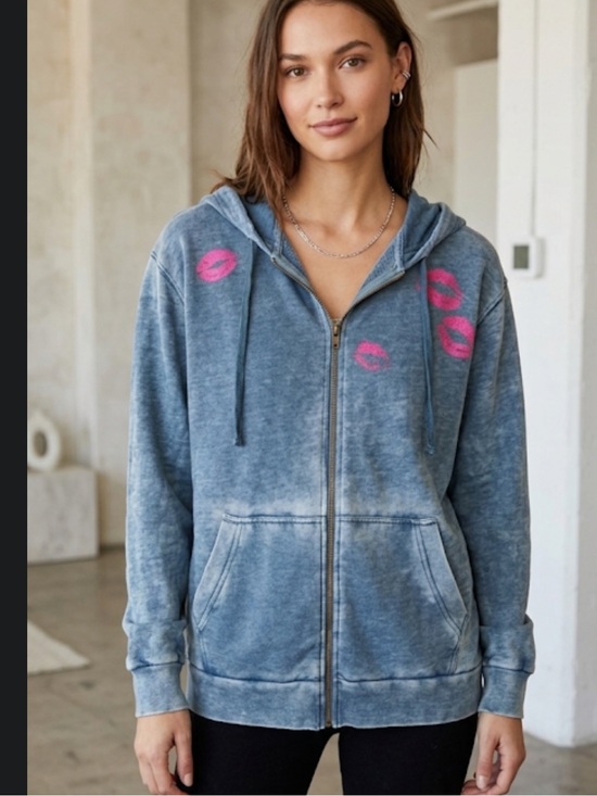 Wildfox Tops - Wildfox Burnout hoodie Kiss size Small New